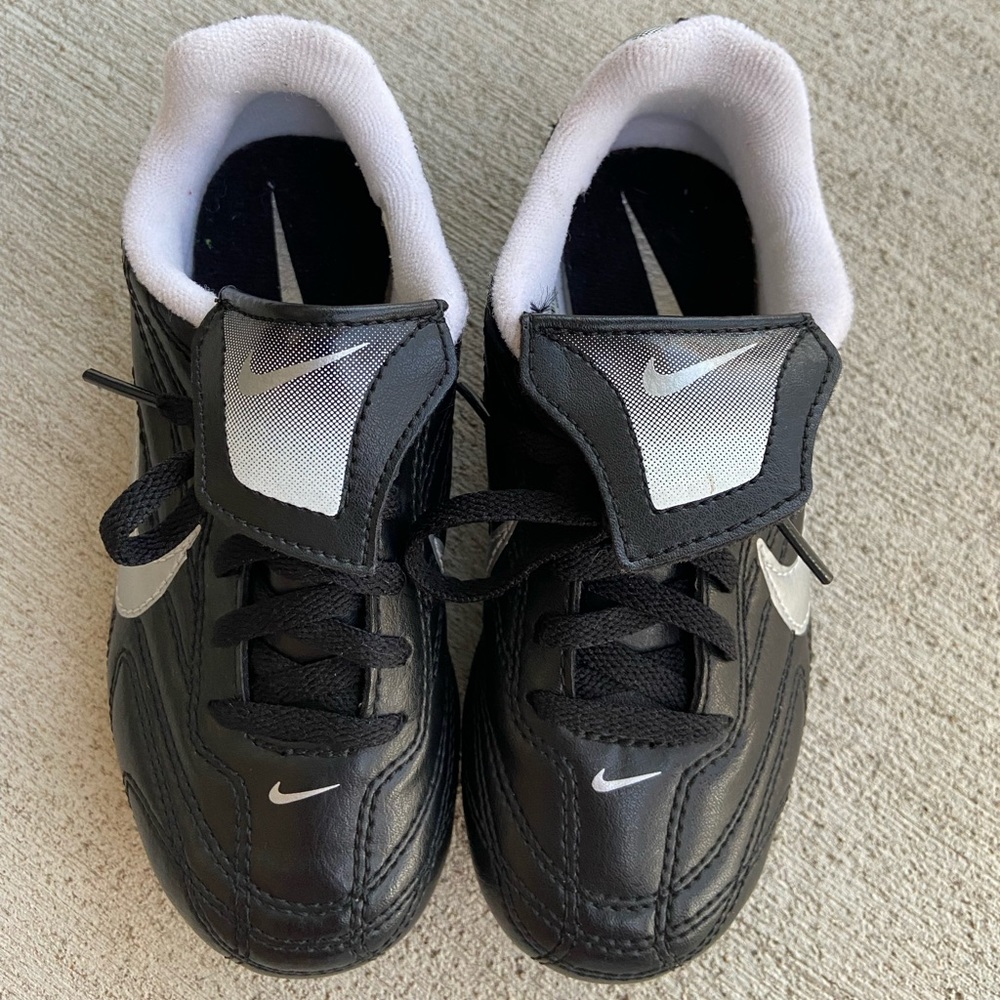 NIKE Boys sz 11 (child) Soccer Shoes (worn once)!